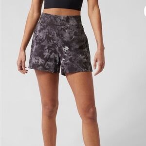 Athleta Brooklyn Shorts Sz 10 Black Gray Floral Athletic Travel Lightweight